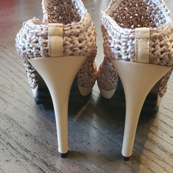 Size 8 womens knit heels. NWOT. - Picture 3 of 5